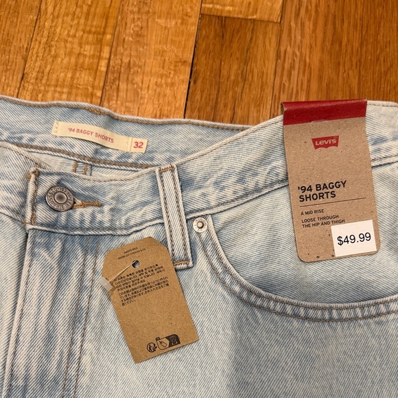 Levi's Women's '94 Baggy Shorts Light Wash Size 32 NWT - Picture 3 of 6